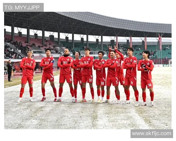 足球场上的风吹倒之星：那些因轻微接触就倒地的球员解析